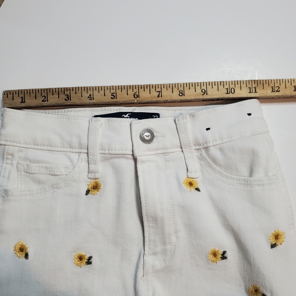 Hollister girls white shorts 23" waist Flower embroidery with tan t-shirt. - Picture 8 of 11